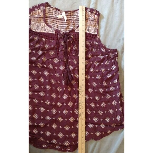 Live 4 Truth Blouse Sleeveless Maroon with Geometric Pattern Crochet Details - Picture 6 of 10